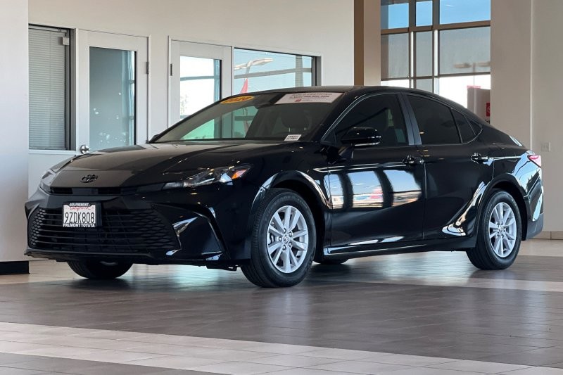 Toyota Camry Vehicle Full-screen Gallery Image 08