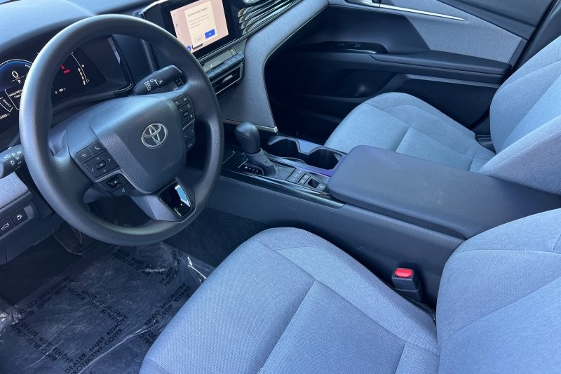 Toyota Camry Vehicle Full-screen Gallery Image 10