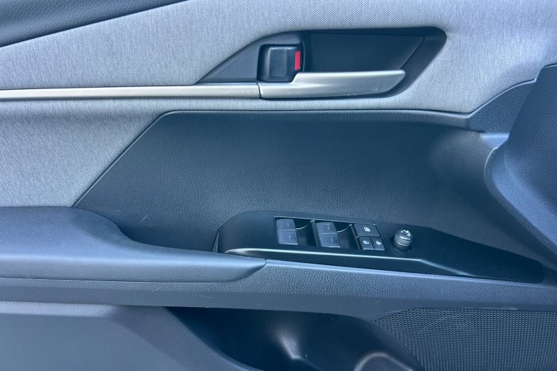 Toyota Camry Vehicle Full-screen Gallery Image 11
