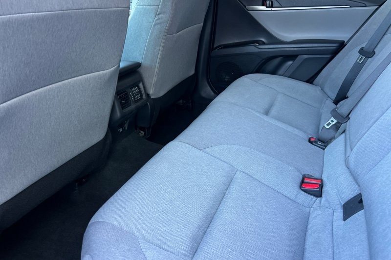 Toyota Camry Vehicle Full-screen Gallery Image 12