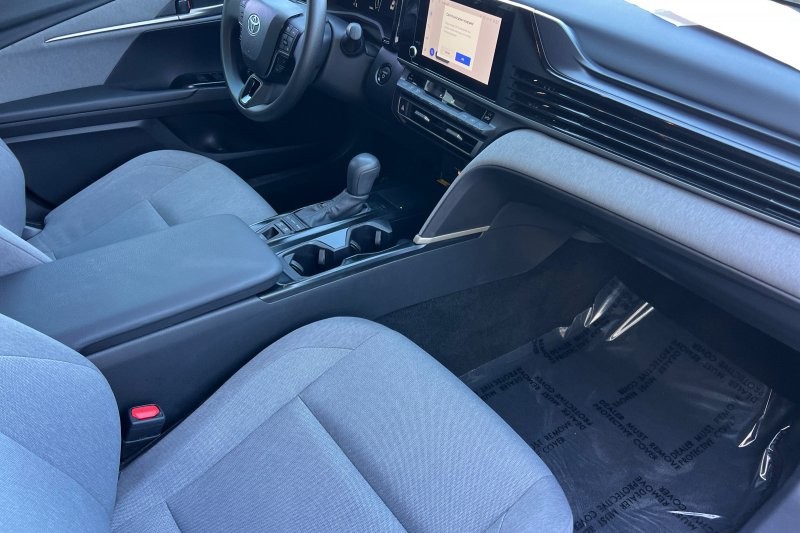 Toyota Camry Vehicle Full-screen Gallery Image 15