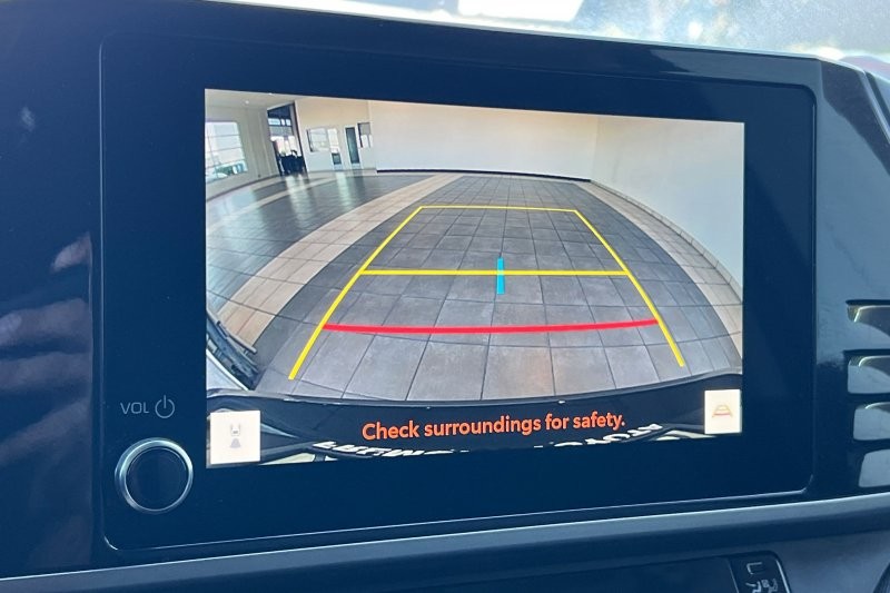 Toyota Camry Vehicle Full-screen Gallery Image 18