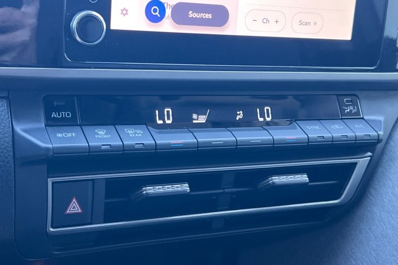 Toyota Camry Vehicle Full-screen Gallery Image 19