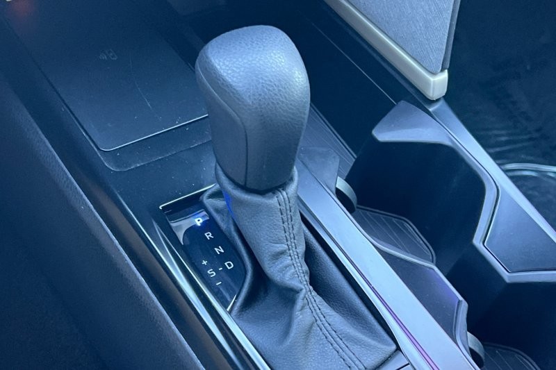 Toyota Camry Vehicle Full-screen Gallery Image 20