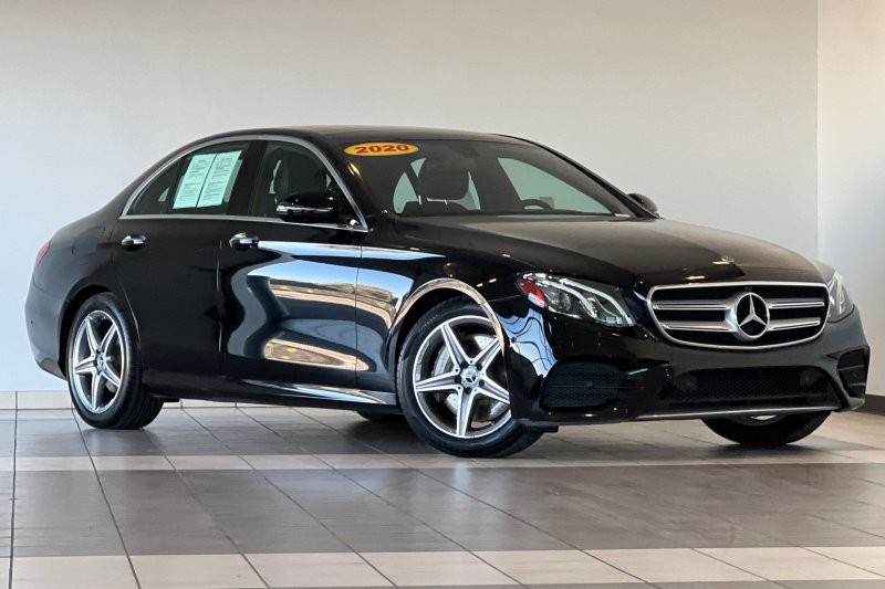 Mercedes-Benz E-Class Vehicle Full-screen Gallery Image 02