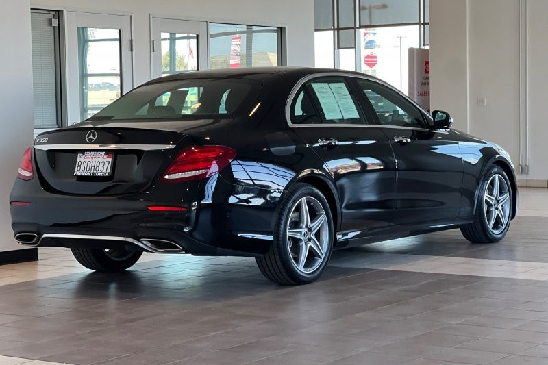 Mercedes-Benz E-Class Vehicle Full-screen Gallery Image 04