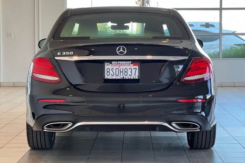 Mercedes-Benz E-Class Vehicle Full-screen Gallery Image 05
