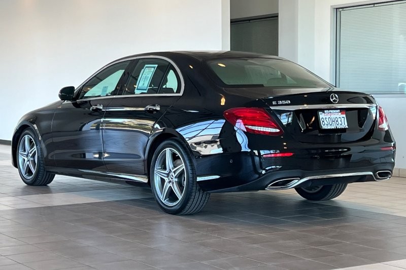 Mercedes-Benz E-Class Vehicle Full-screen Gallery Image 06