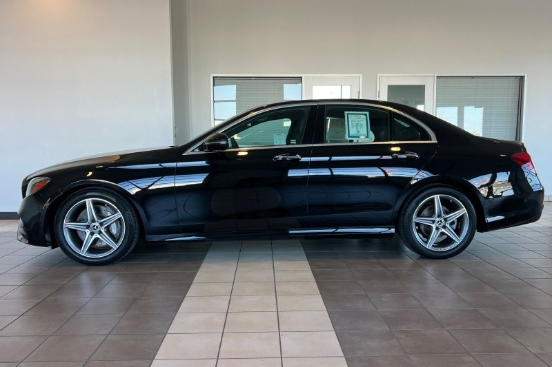 Mercedes-Benz E-Class Vehicle Full-screen Gallery Image 07