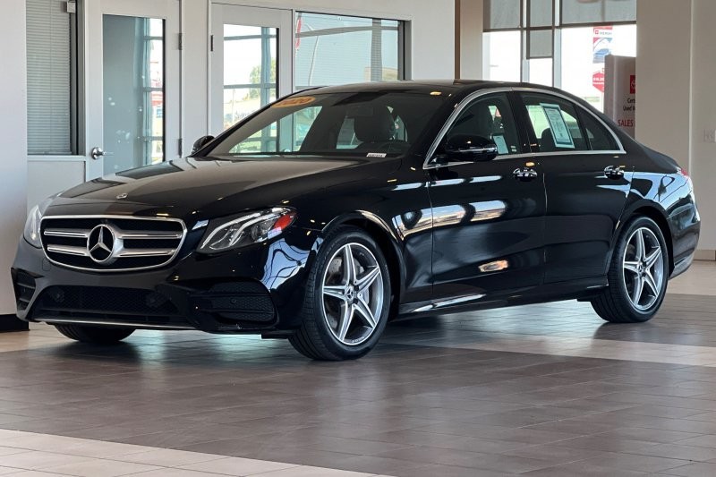 Mercedes-Benz E-Class Vehicle Full-screen Gallery Image 08