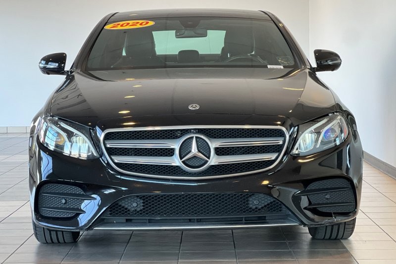 Mercedes-Benz E-Class Vehicle Full-screen Gallery Image 09