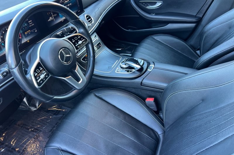 Mercedes-Benz E-Class Vehicle Full-screen Gallery Image 10