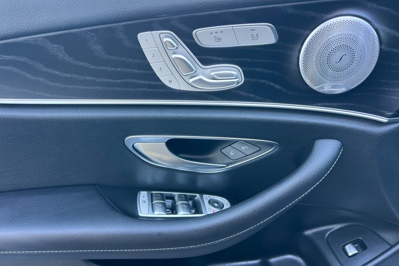 Mercedes-Benz E-Class Vehicle Full-screen Gallery Image 11
