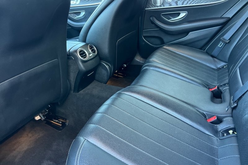 Mercedes-Benz E-Class Vehicle Full-screen Gallery Image 12