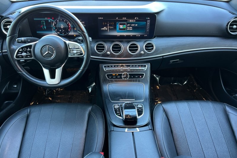 Mercedes-Benz E-Class Vehicle Full-screen Gallery Image 13