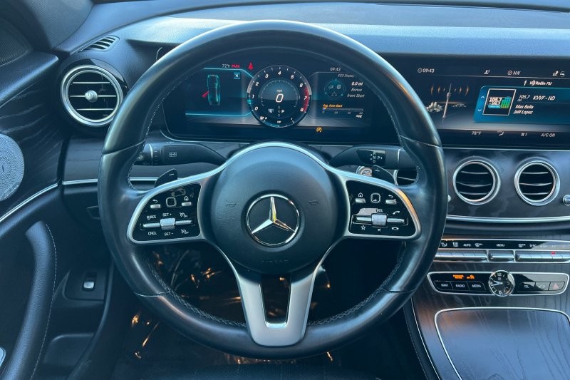 Mercedes-Benz E-Class Vehicle Full-screen Gallery Image 14