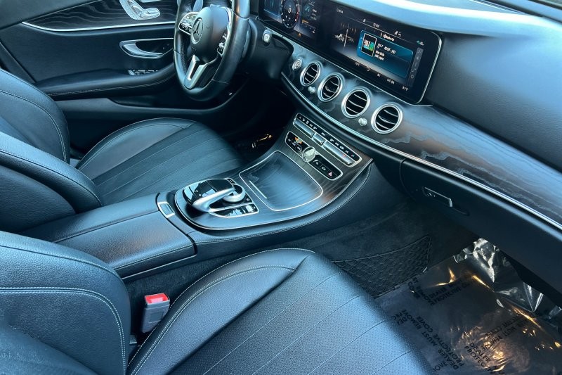 Mercedes-Benz E-Class Vehicle Full-screen Gallery Image 15