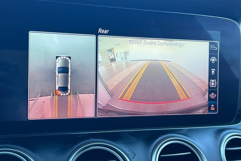 Mercedes-Benz E-Class Vehicle Full-screen Gallery Image 19