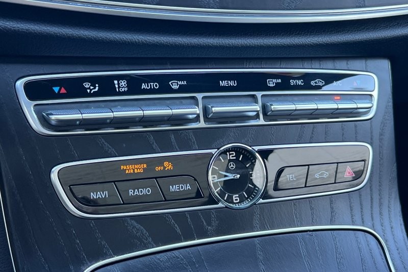 Mercedes-Benz E-Class Vehicle Full-screen Gallery Image 20