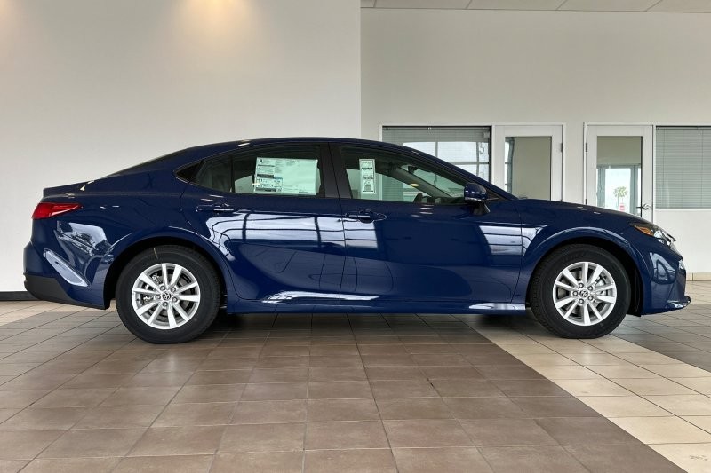 Toyota Camry Vehicle Full-screen Gallery Image 03