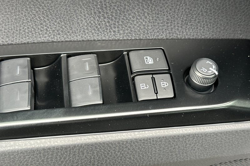 Toyota Camry Vehicle Full-screen Gallery Image 09