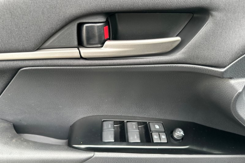 Toyota Camry Vehicle Full-screen Gallery Image 08