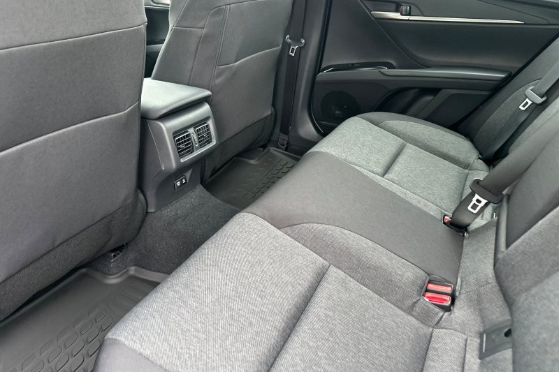Toyota Camry Vehicle Full-screen Gallery Image 10