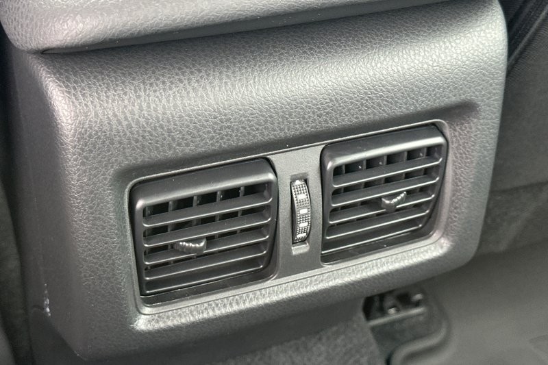 Toyota Camry Vehicle Full-screen Gallery Image 11