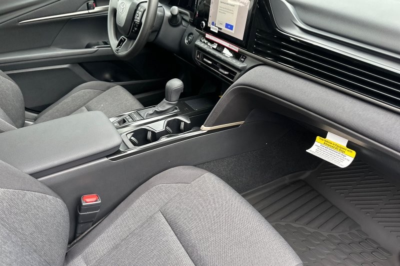 Toyota Camry Vehicle Full-screen Gallery Image 14