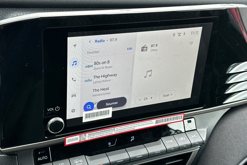 Toyota Camry Vehicle Full-screen Gallery Image 17