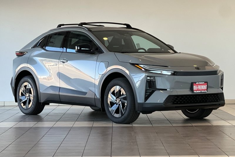 Toyota C-HR Vehicle Full-screen Gallery Image 02