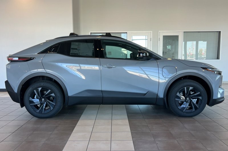 Toyota C-HR Vehicle Full-screen Gallery Image 03