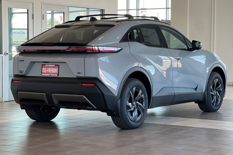 Toyota C-HR Vehicle Full-screen Gallery Image 04