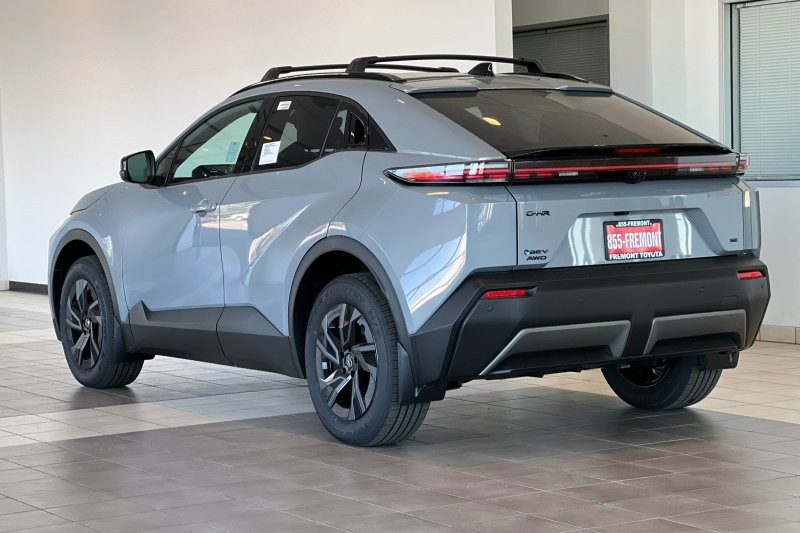 Toyota C-HR Vehicle Full-screen Gallery Image 06