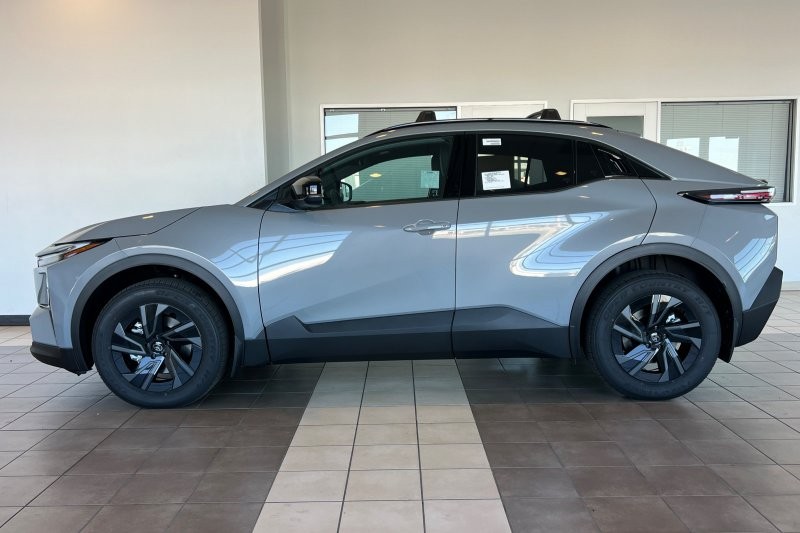 Toyota C-HR Vehicle Full-screen Gallery Image 07