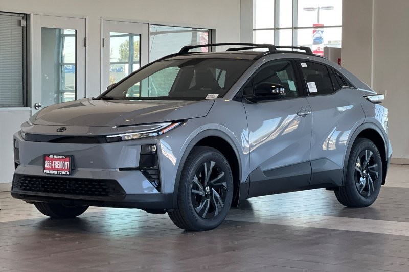 Toyota C-HR Vehicle Full-screen Gallery Image 08