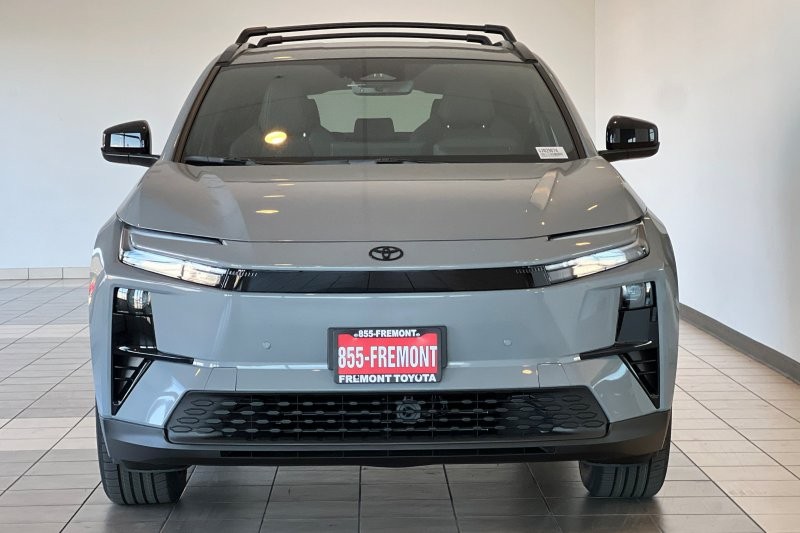 Toyota C-HR Vehicle Full-screen Gallery Image 09