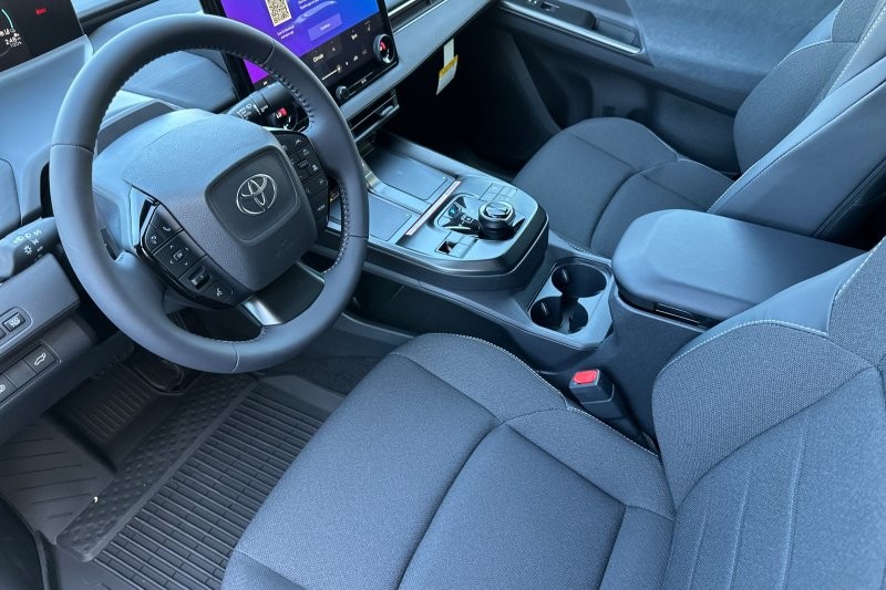 Toyota C-HR Vehicle Full-screen Gallery Image 10