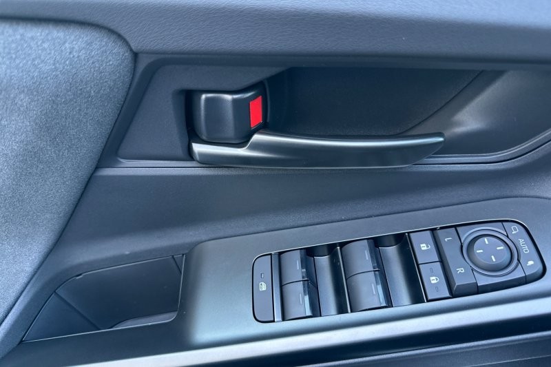 Toyota C-HR Vehicle Full-screen Gallery Image 11