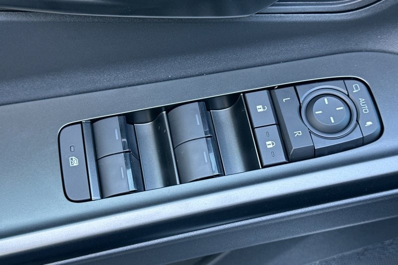 Toyota C-HR Vehicle Full-screen Gallery Image 12