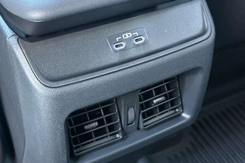 Toyota C-HR Vehicle Full-screen Gallery Image 14