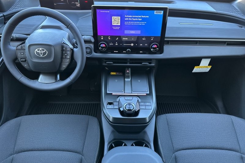 Toyota C-HR Vehicle Full-screen Gallery Image 15