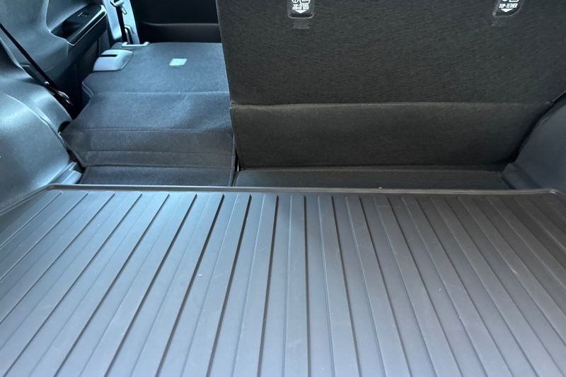 Toyota C-HR Vehicle Full-screen Gallery Image 17
