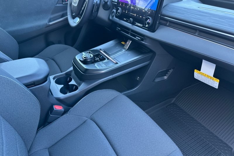 Toyota C-HR Vehicle Full-screen Gallery Image 18
