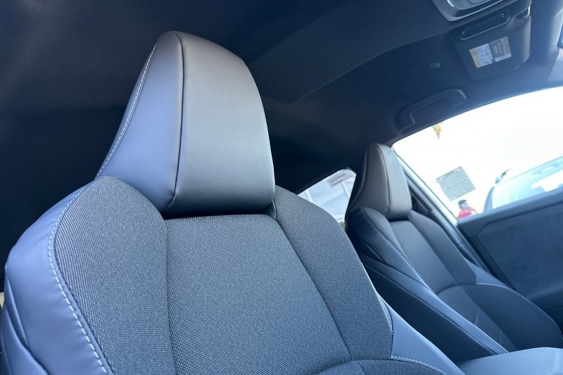 Toyota C-HR Vehicle Full-screen Gallery Image 19
