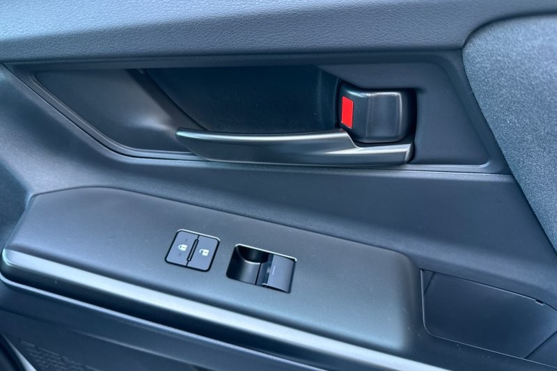 Toyota C-HR Vehicle Full-screen Gallery Image 20