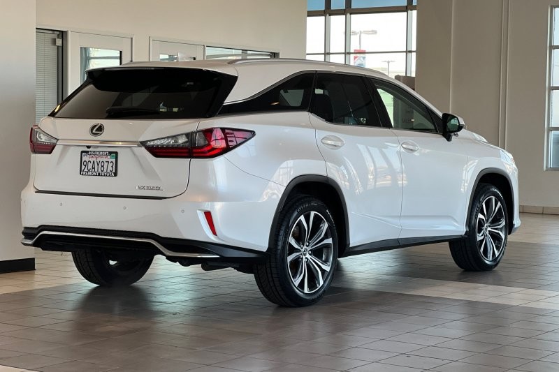 Lexus RX Vehicle Full-screen Gallery Image 04