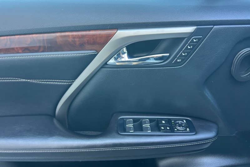 Lexus RX Vehicle Full-screen Gallery Image 11