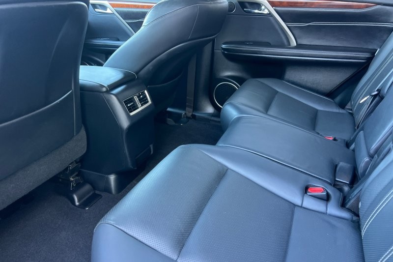 Lexus RX Vehicle Full-screen Gallery Image 12