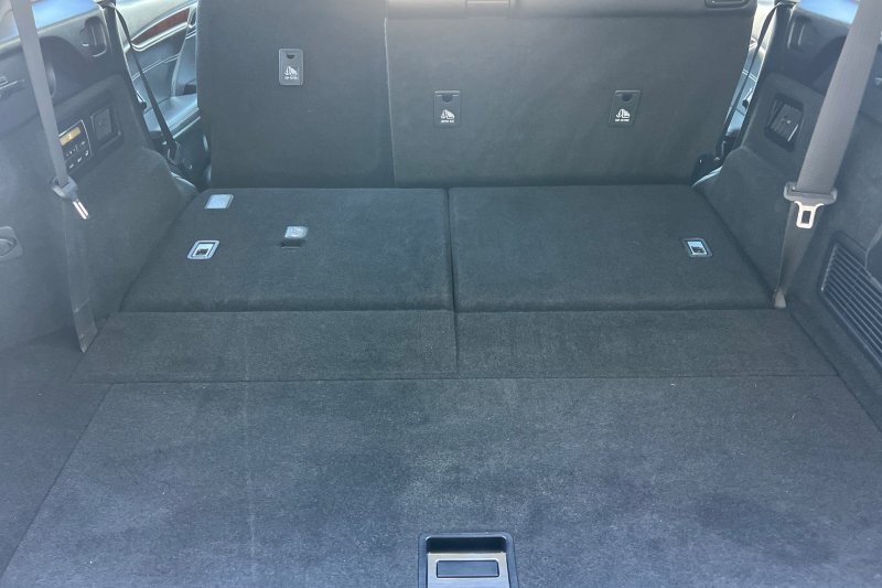 Lexus RX Vehicle Full-screen Gallery Image 15